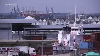 Le cargo hisse les voiles