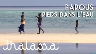 Papous, pieds dans l'eau