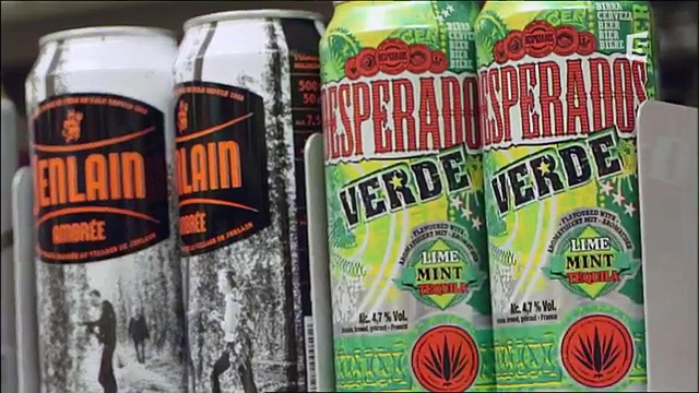 La bière se fait mousser