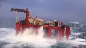 Plateforme petroliere en pleine tempete