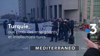 Aux côtés des enseignants et intellectuels turcs