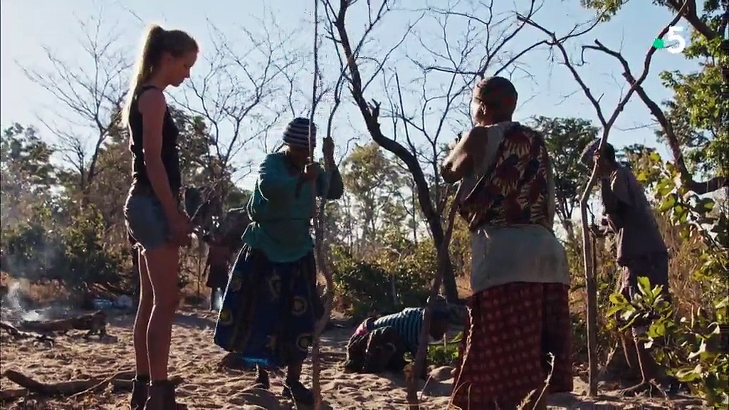 Un mannequin chez les Bushmen