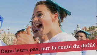 Dans leurs pas, sur la route du défilé
