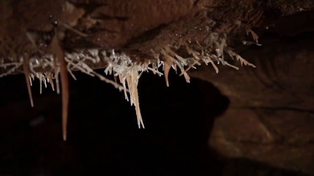 Documentaire Grottes, gouffres et monde souterrain : un voyage hors du temps