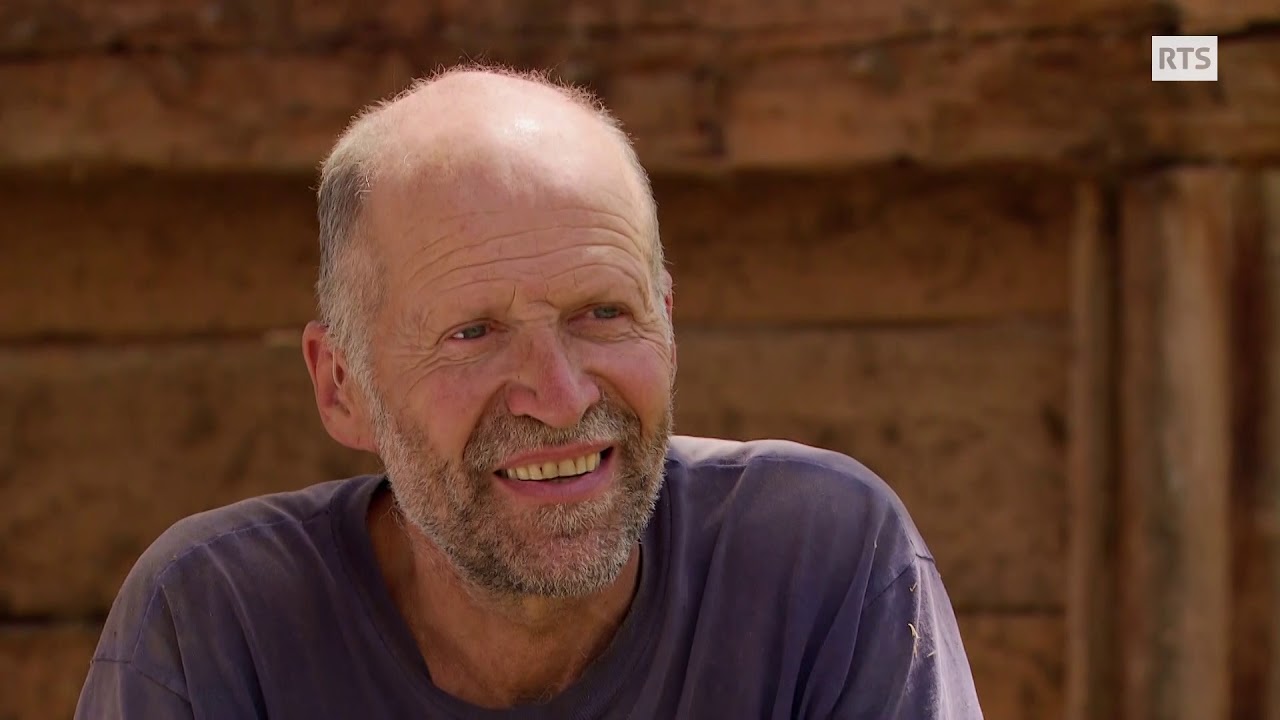 Documentaire Bernard, sauveur de greniers ou le sauvetage de vieux greniers promis à la démolition