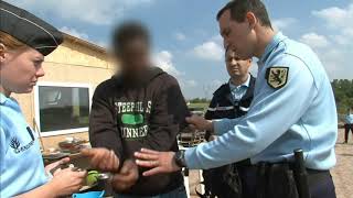 Gendarmes et clandestins : le business des passeurs