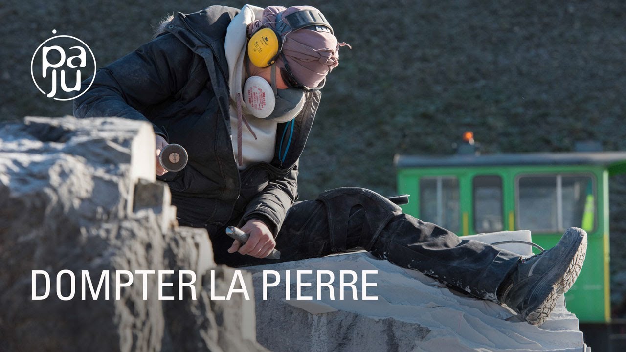 Nathalie sculpte des blocs de pierre massifs pour en faire des créations aériennes