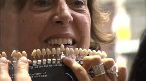 Documentaire Bar à sourire : des dents de star, mais à quel prix ?