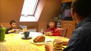 Parents, frère ou ami, à la recherche de leur passé