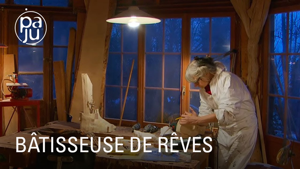 Dans son chalet féerique, Christine, sculptrice, a créé un monde à part