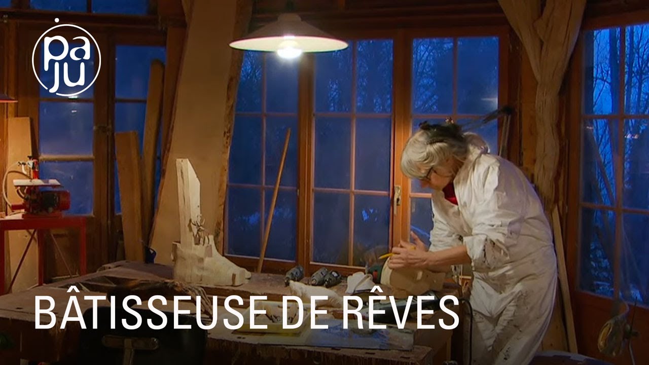 Documentaire Dans son chalet féerique, Christine, sculptrice, a créé un monde à part