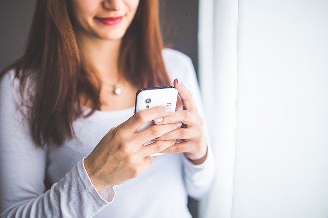 Est-il possible de voir des photos secrètes sur un autre téléphone ?