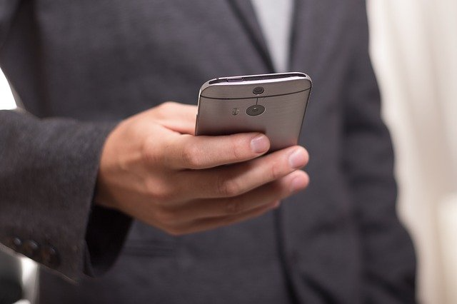 Est-il possible de consulter les SMS d’un autre portable  ?
