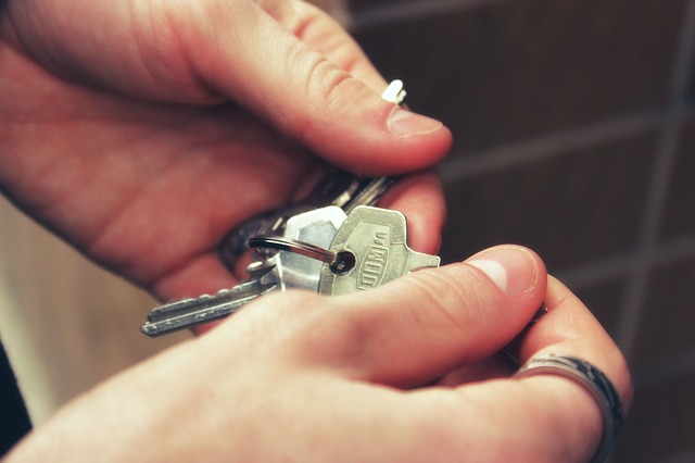 Comment faire pour ouvrir une porte sans tour de clé ?