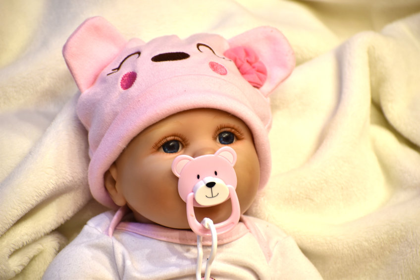 Les poupées reborns : une aide utile pour la maternité ou une dérive