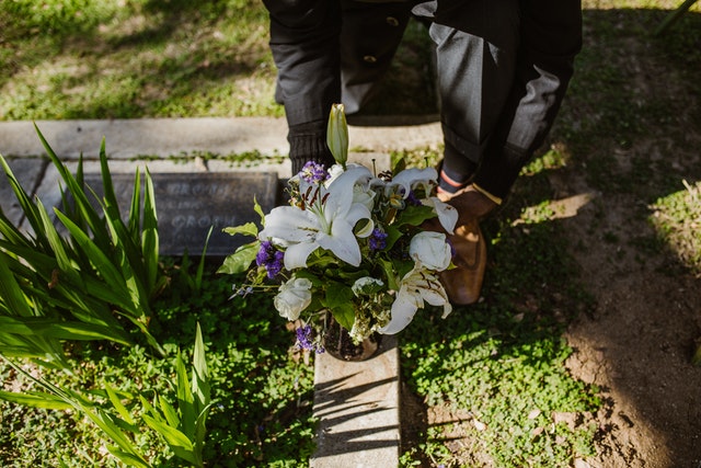 Plaque funéraire : comment la choisir pour orner un monument funéraire ?
