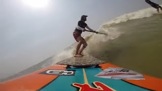 Il surfe sur les vagues les plus spectaculaires au monde
