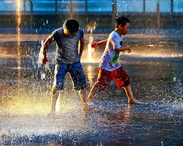 Documentaire Les 7 idées de jeux d’eau pour les enfants à faire en intérieur et en extérieur