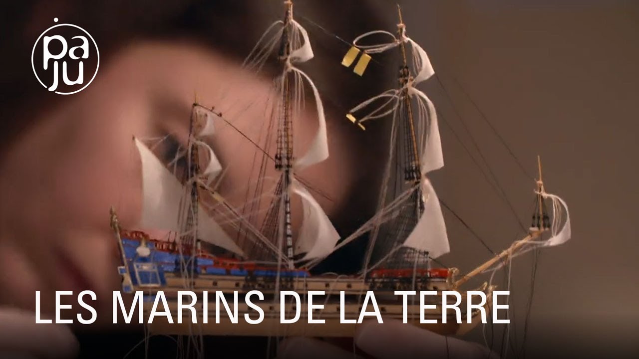 Gabrielle met les bateaux en bouteille