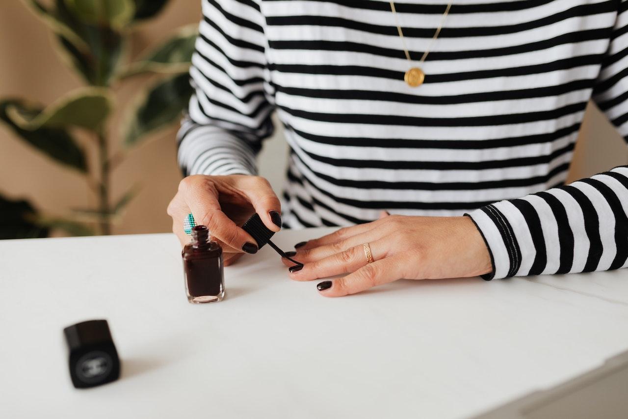 Documentaire Est-ce qu’avoir une ponceuse à ongles chez soi est vraiment rentable ?