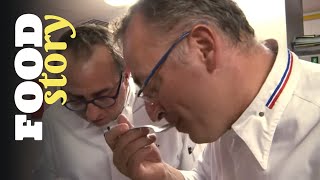 Deux chefs étoilés dans une cuisine