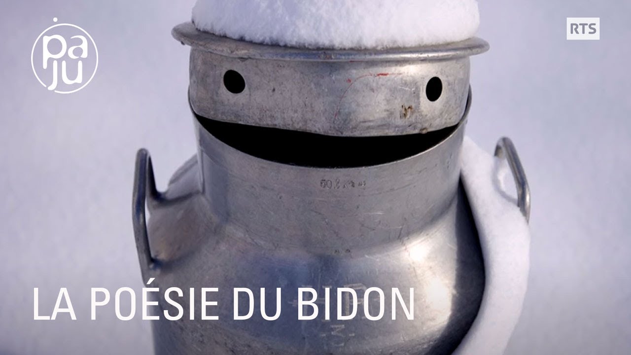 Cet artiste met en scène 300 boilles à lait dans les paysages