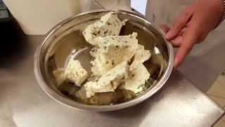Elle fait de la glace au roquefort