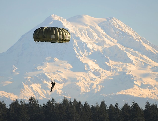 Comment se déroule un saut en parachute ?