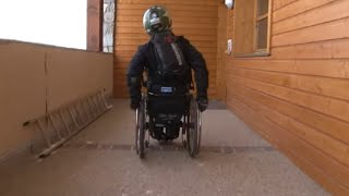 Bastien dévale les pistes dans son fauteuil