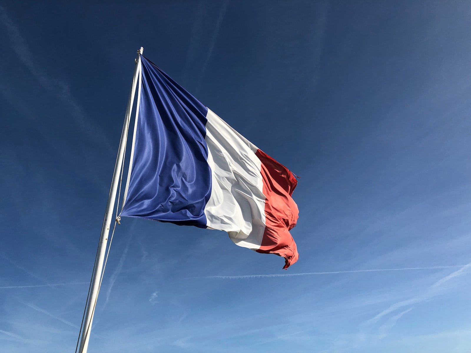 Origines, symbolisme et influence du drapeau français