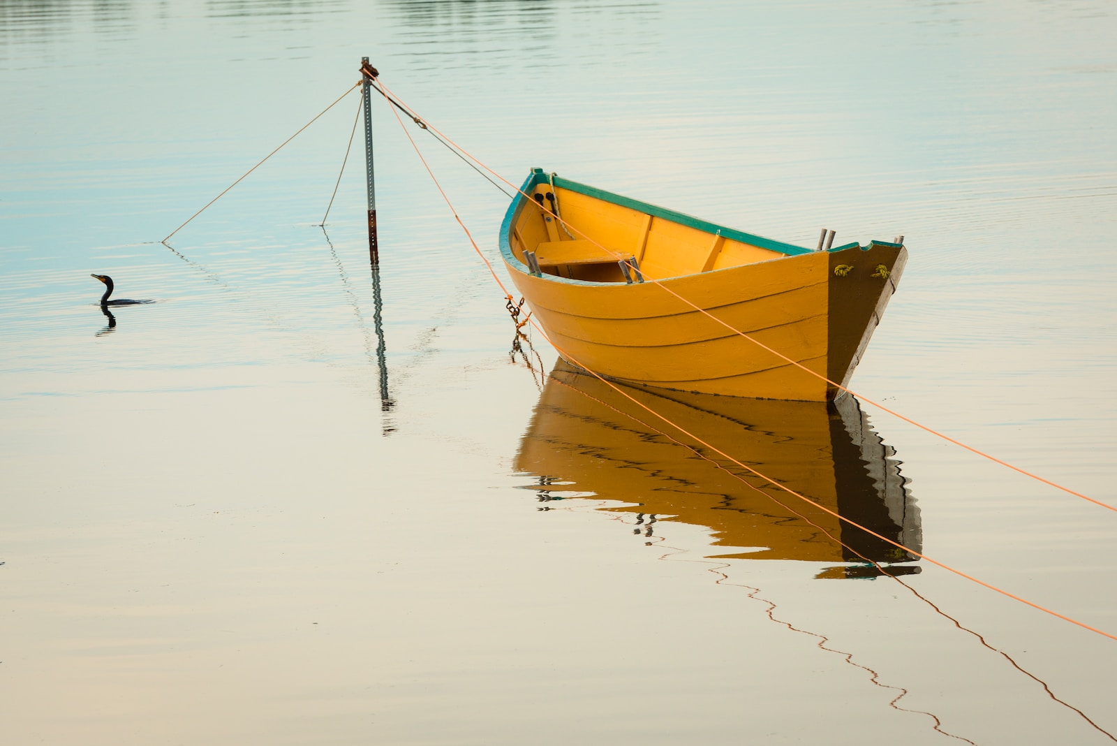 Pourquoi un bateau flotte ?