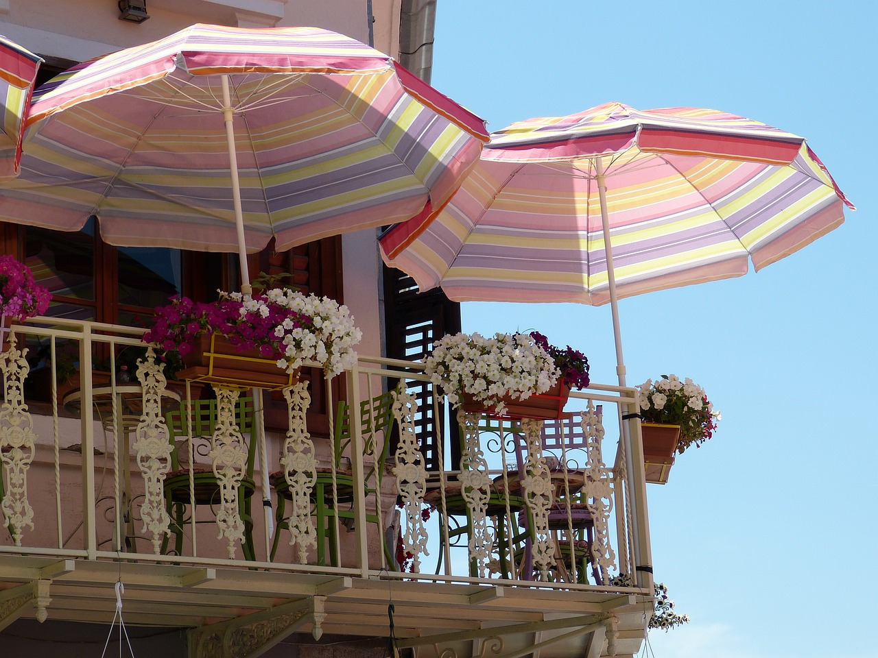 Parasols pour balcons : une protection solaire fonctionnelle et esthétique