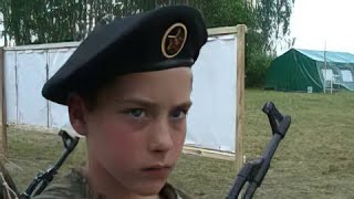 Un camp de vacances où on forme des ados en machine de combat