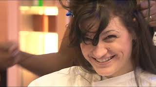 Cheveux, cils: la folie des extensions