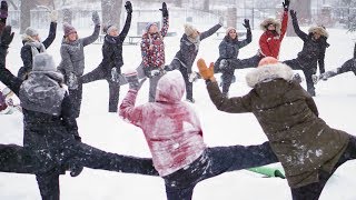 Documentaire Les Québécois font du yoga dans la neige (snowga)
