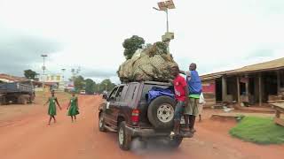 Tout passe dans son taxi-brousse !