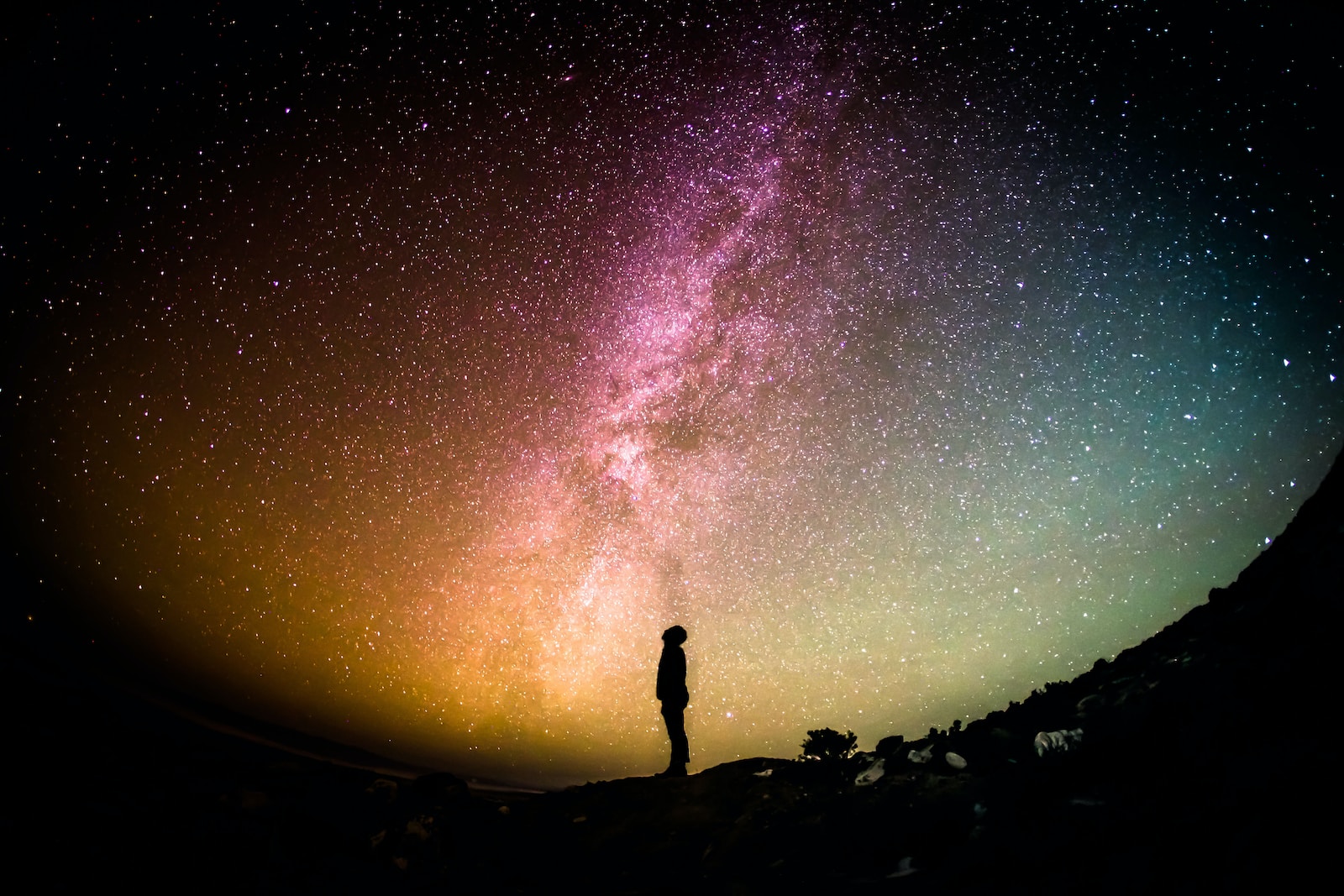 La cosmologie : une fenêtre ouverte sur l'infiniment petit