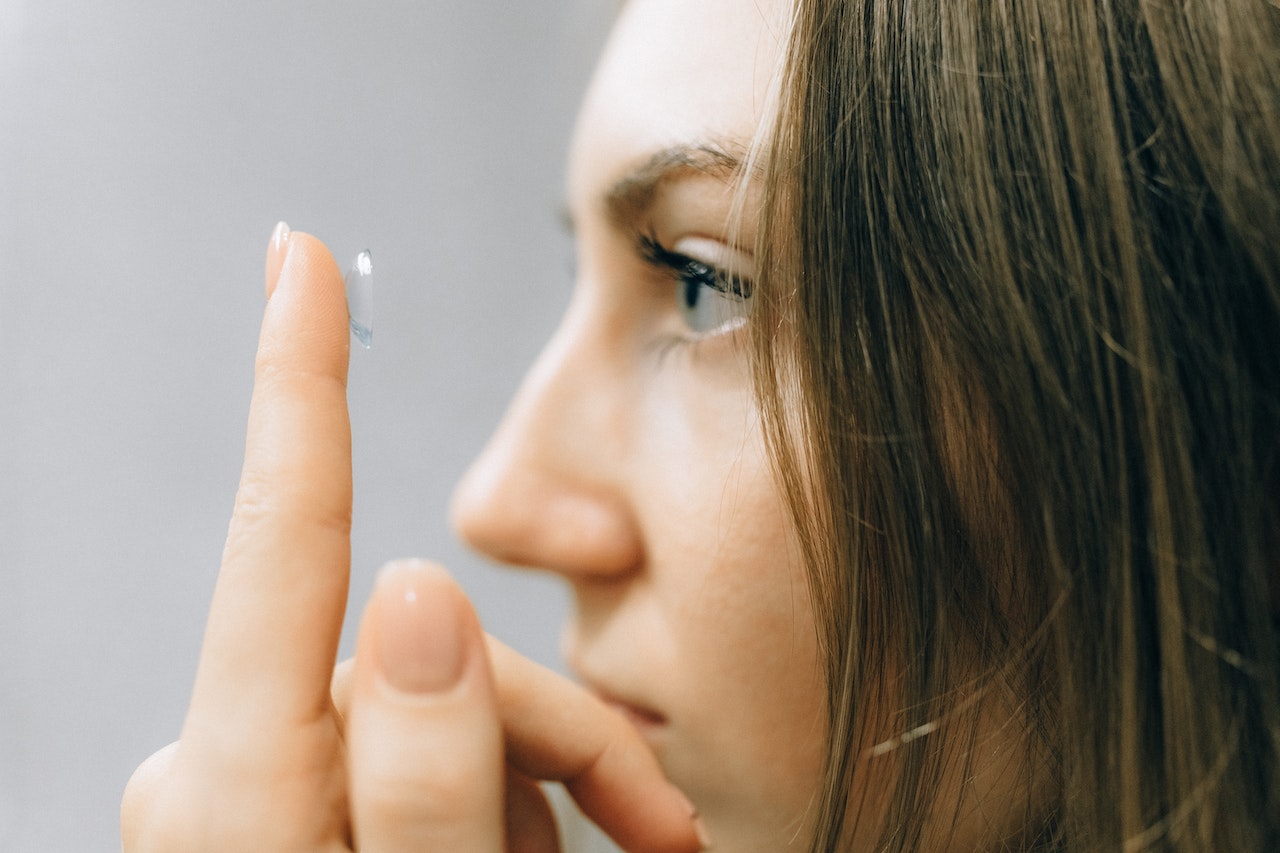 Lentilles de contact et allergies : un duo complexe