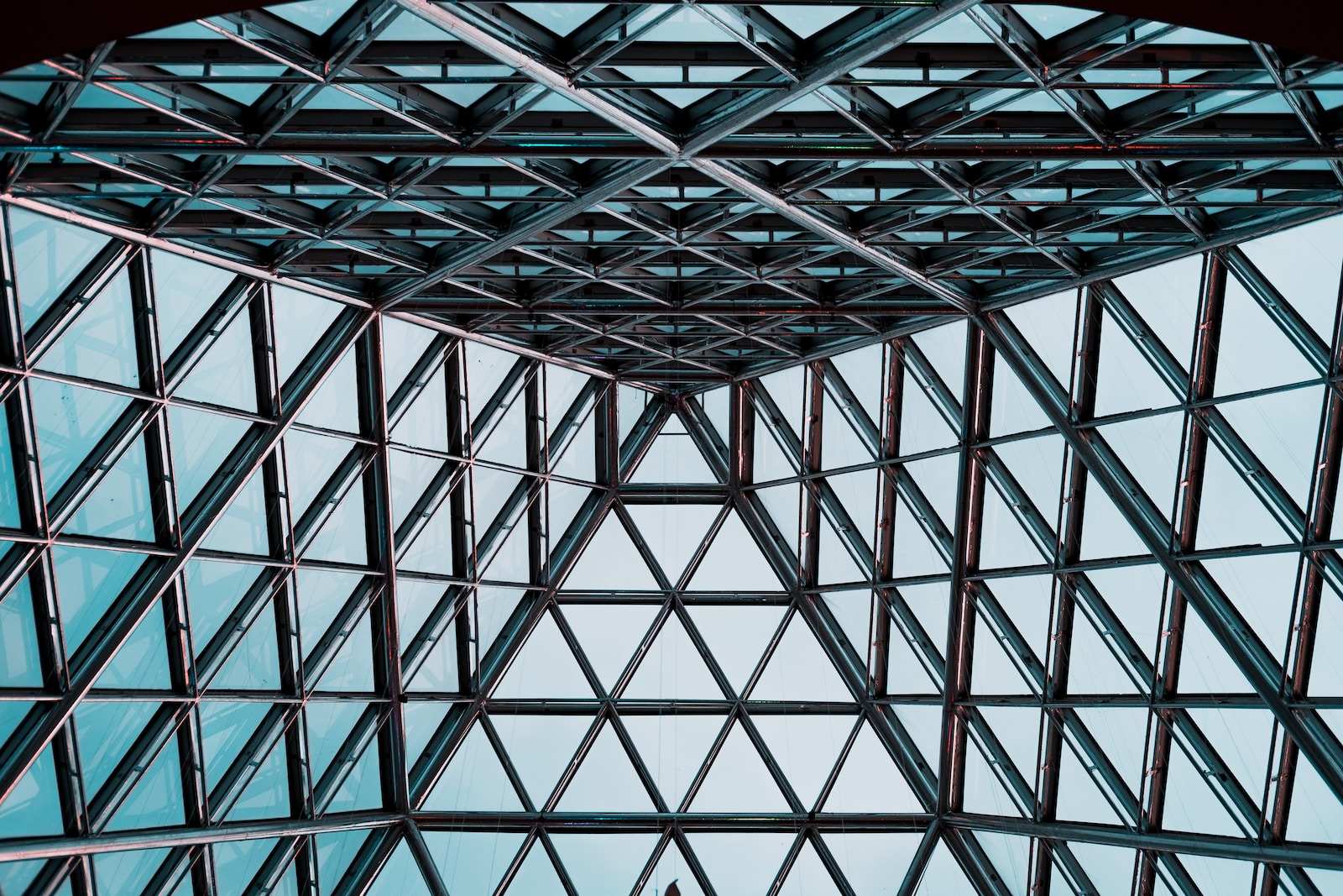 L'élégance des symétries dans la nature, la physique et les mathématiques