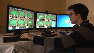 Arthur est accro au poker en ligne