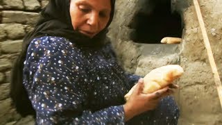 Elle fait le plus vieux pain du monde