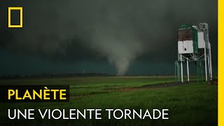 Une terrifiante tornade se forme lors d’un violent orage