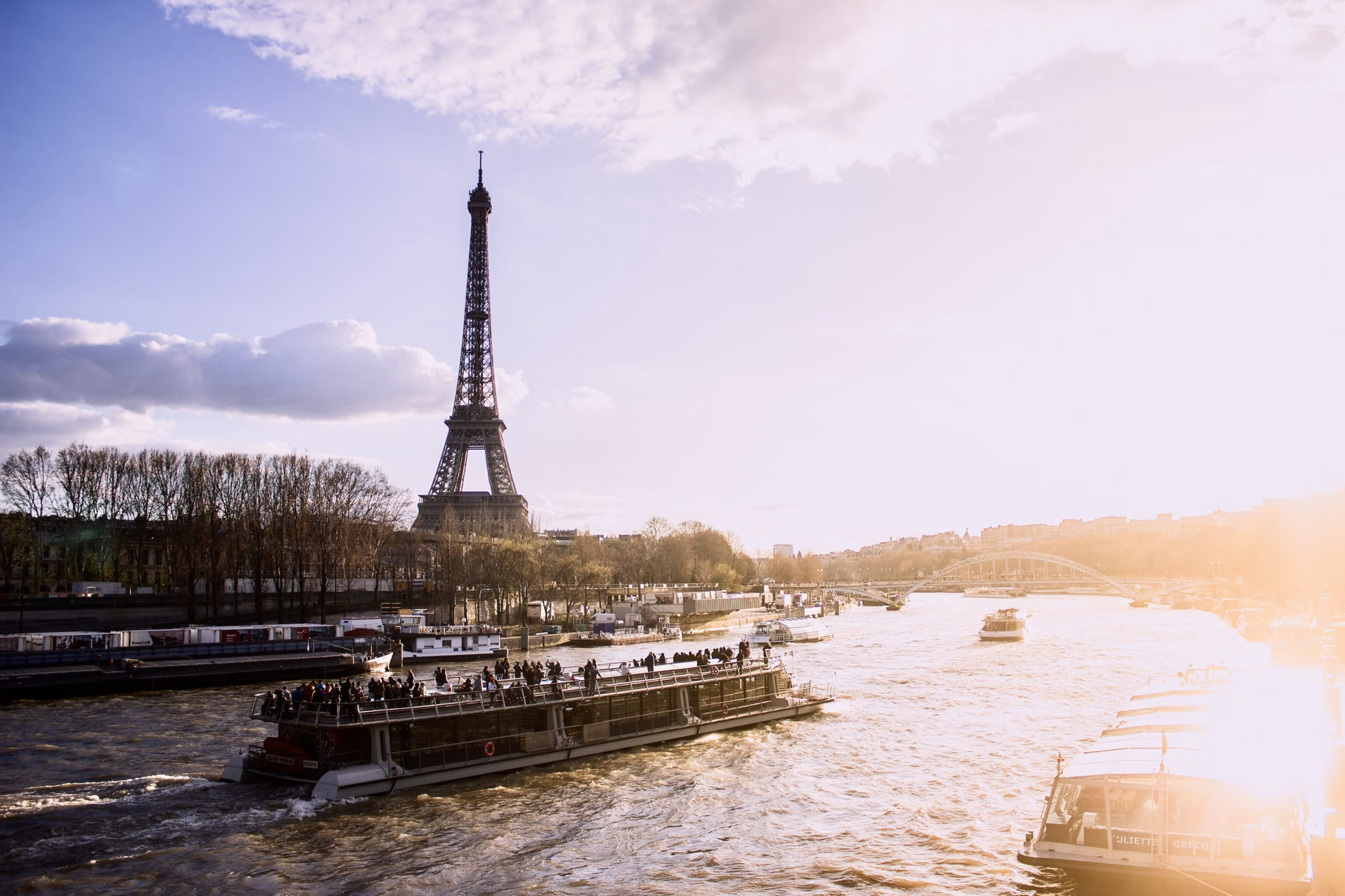 Naviguez vers l'Originalité: La Location de Péniche à Paris pour vos Événements Toute l'Année