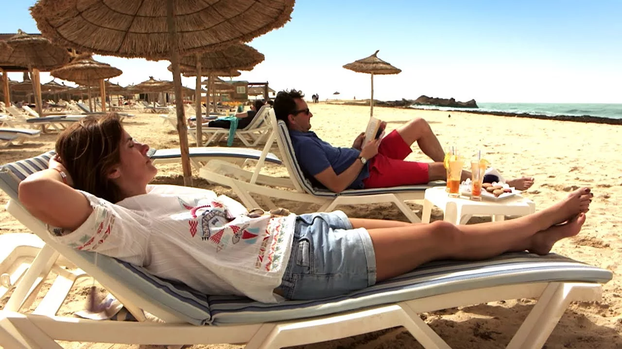 Documentaire ⁣Plage, soleil et farniente, le rêve à 400€ en Tunisie