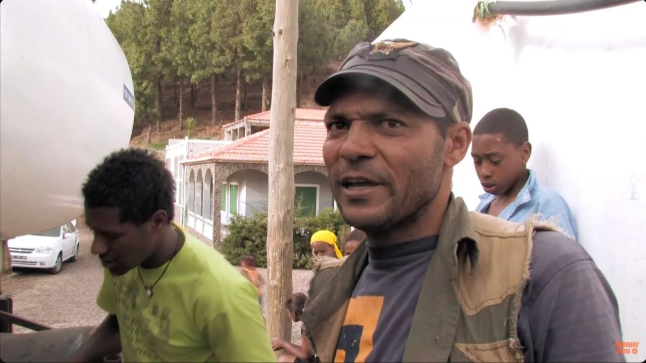 Documentaire Des camions et des hommes – Réunion / Cap-Vert : les routes aux mille virages