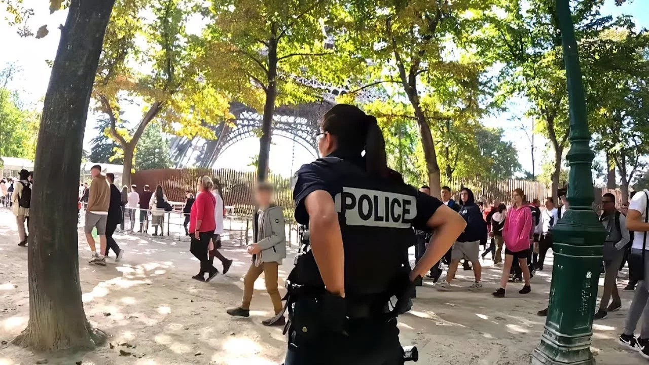 Documentaire La Tour Eiffel, un sombre accueil aux touristes