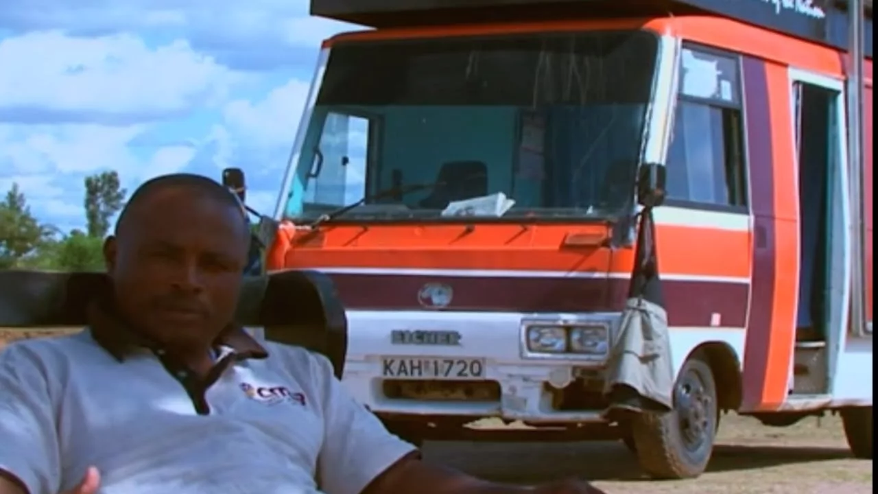 Documentaire Il conduit un camion de cinéma itinérant à travers le Kenya