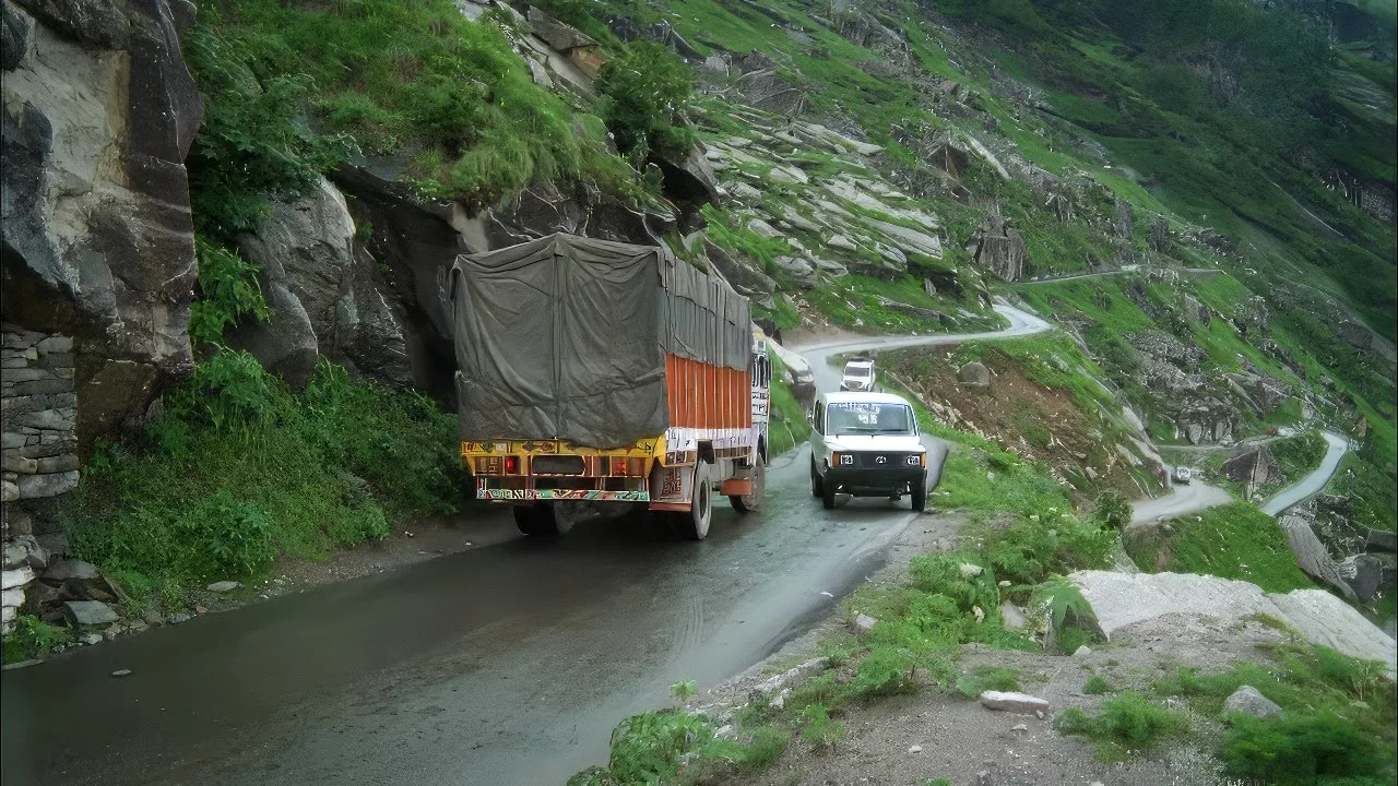 Documentaire Les routes de montagne en Inde ne sont pas de tout repos !