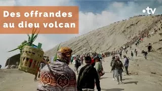 Documentaire Indonésie : des offrandes au dieu volcan au mont Bromo