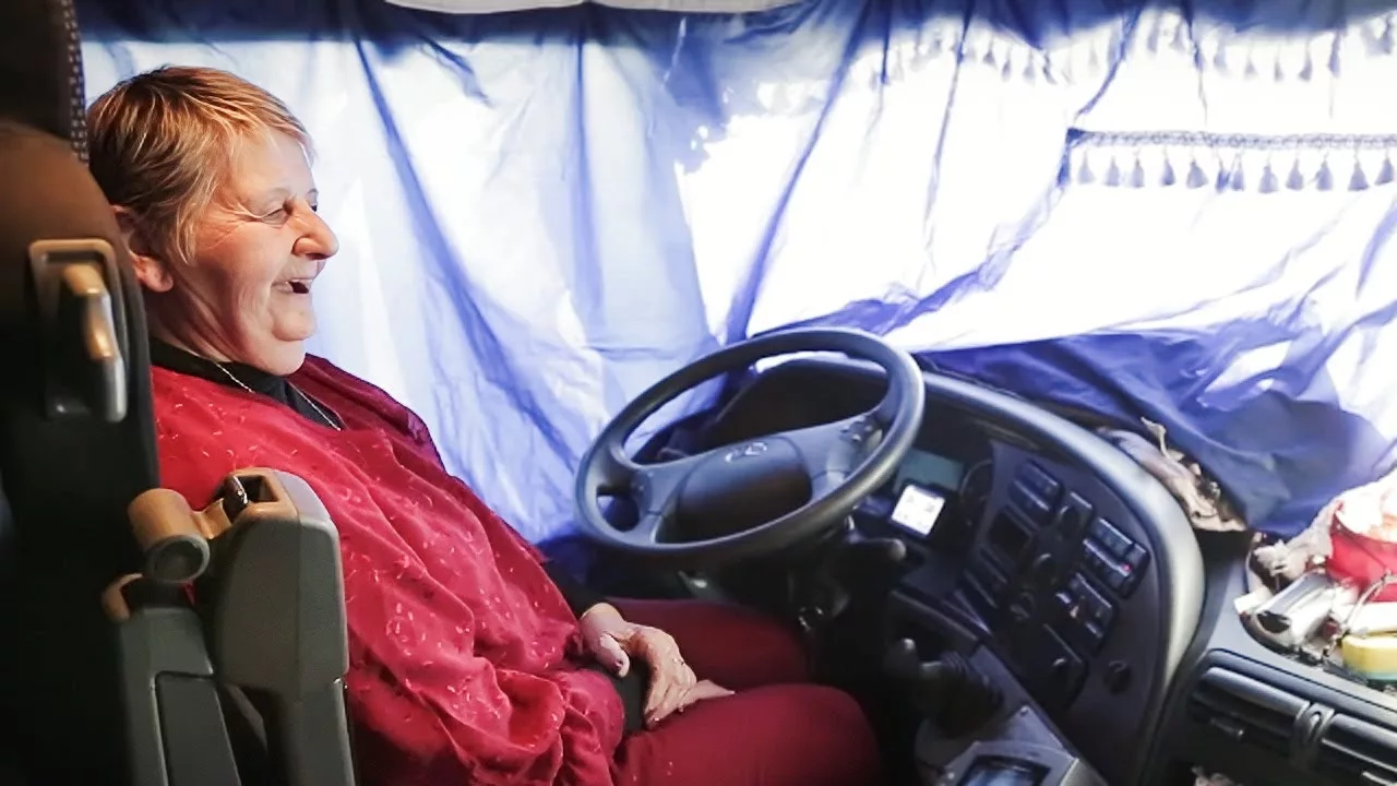 À 66 ans, elle est camionneuse et toujours de nuit